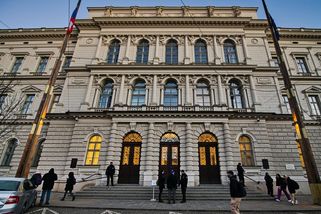 Pokuty za přestupky se ze sociálních dávek nebudou strhávat, rozhodl Ústavní soud - Novinky